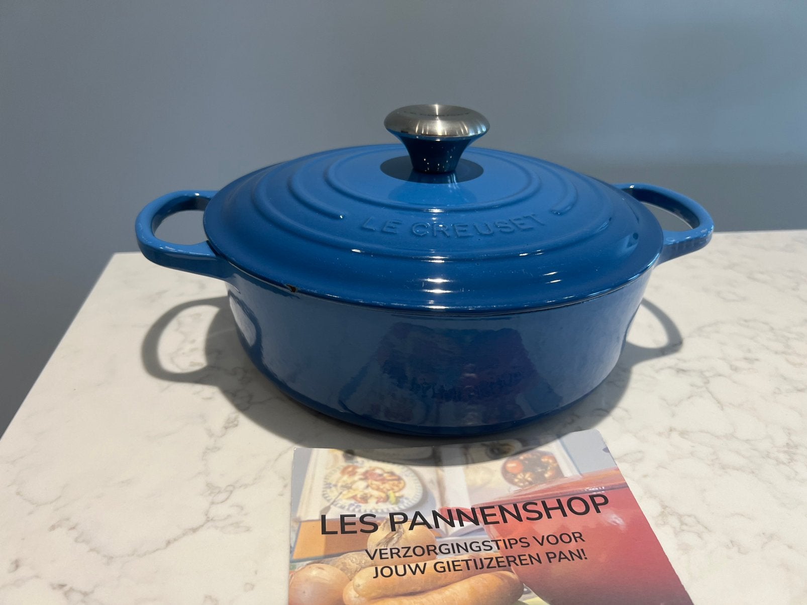 Le Creuset lage braadpan 24 cm Marseille heel goede staat, Gebruikt, Met handvatten, Le Creuset, Ophalen of Verzenden