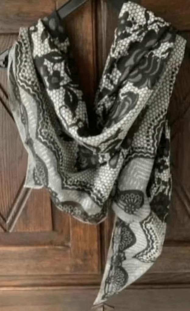 Sjaal, shawl licht- donkergrijs zwart bloemen; 105 x 105 cm, Kleding | Dames, Mutsen, Sjaals en Handschoenen, Ophalen of Verzenden