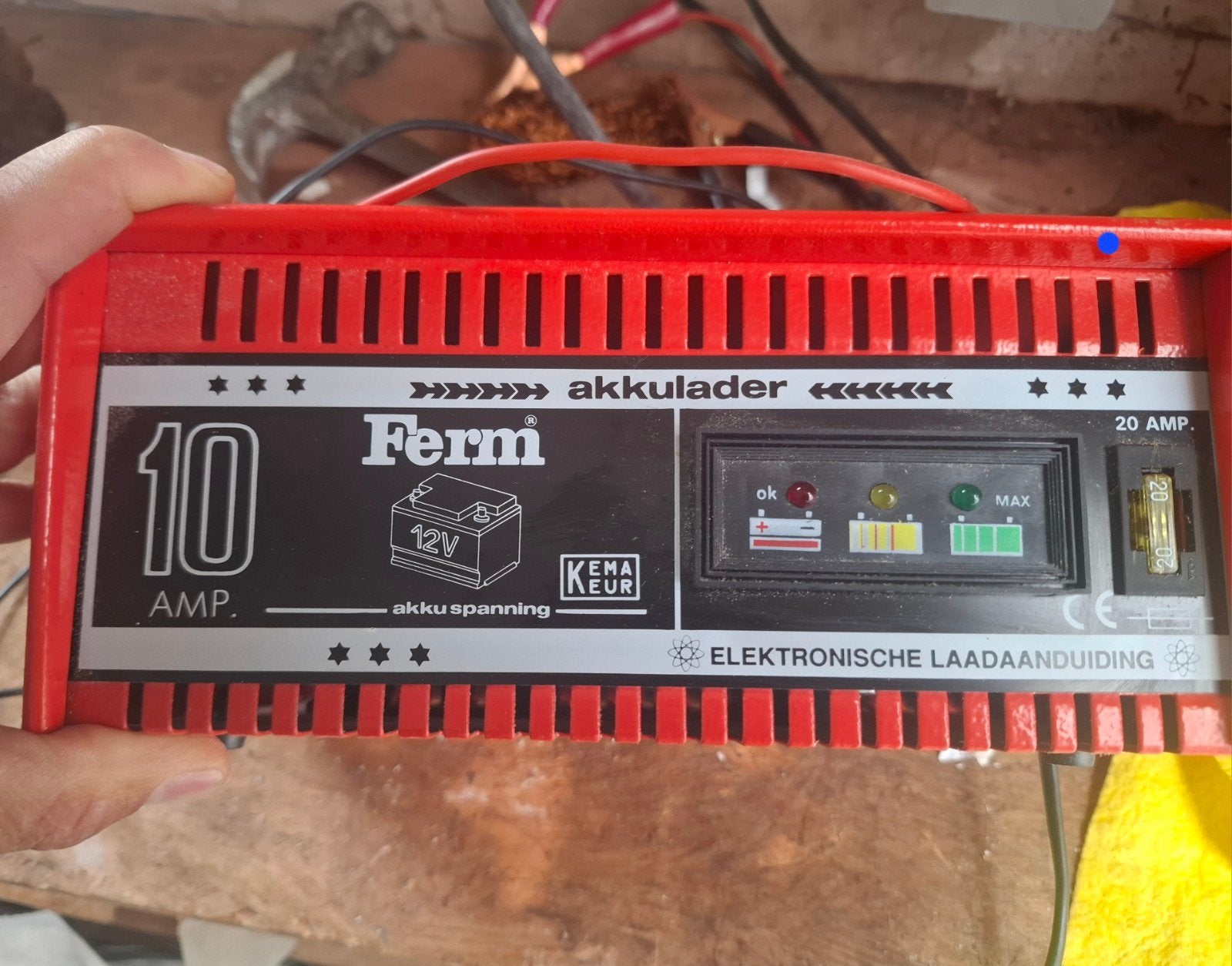 Ferm Acculader 10 AMP met Elektronische Laadaanduiding, Ophalen of Verzenden, Gebruikt, Universele onderdelen
