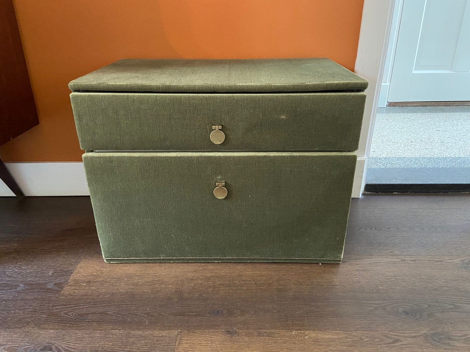 Vintage Groen velours kastje, Huis en Inrichting, Kasten | Ladekasten, Ophalen, Gebruikt, 1 of 2 laden, 50 tot 100 cm