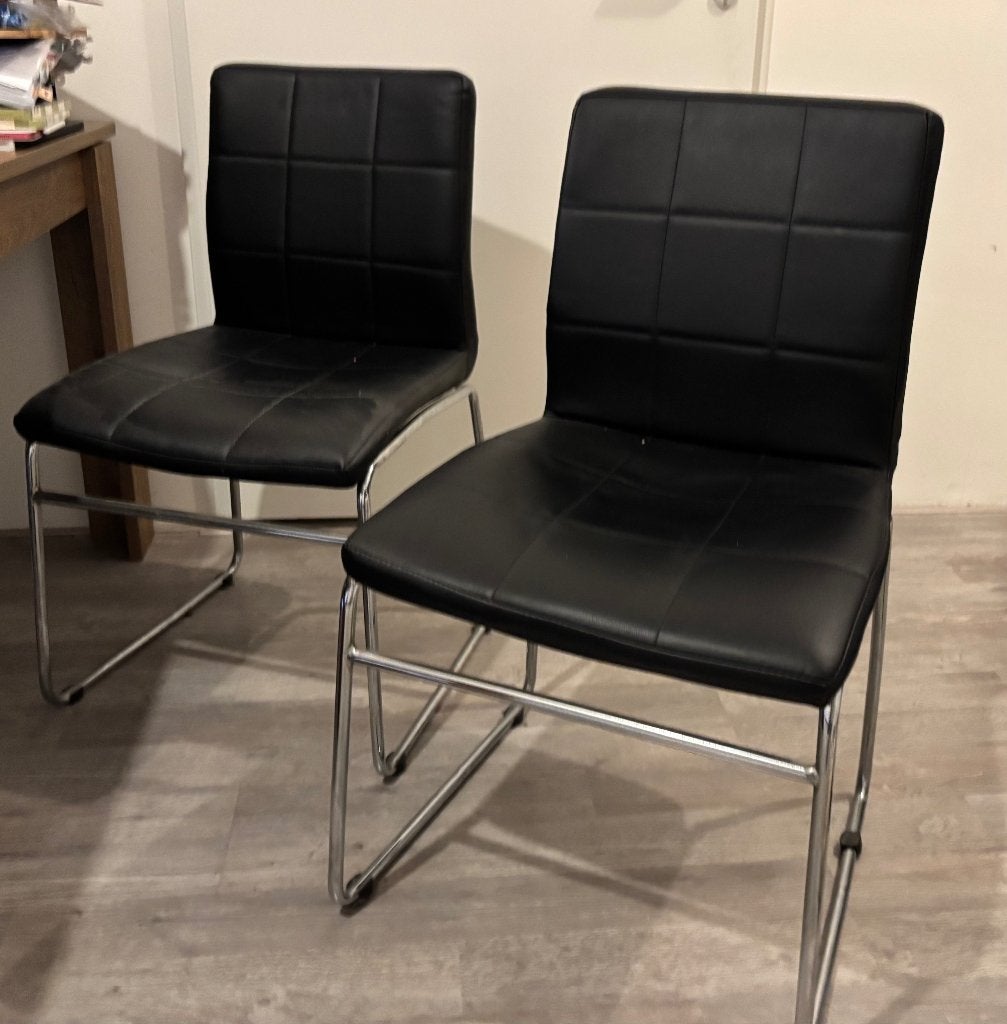 2 Eetkamerstoelen | Hammel | zwart kunstleer & chroom, Ophalen, Gebruikt, Twee, Metaal