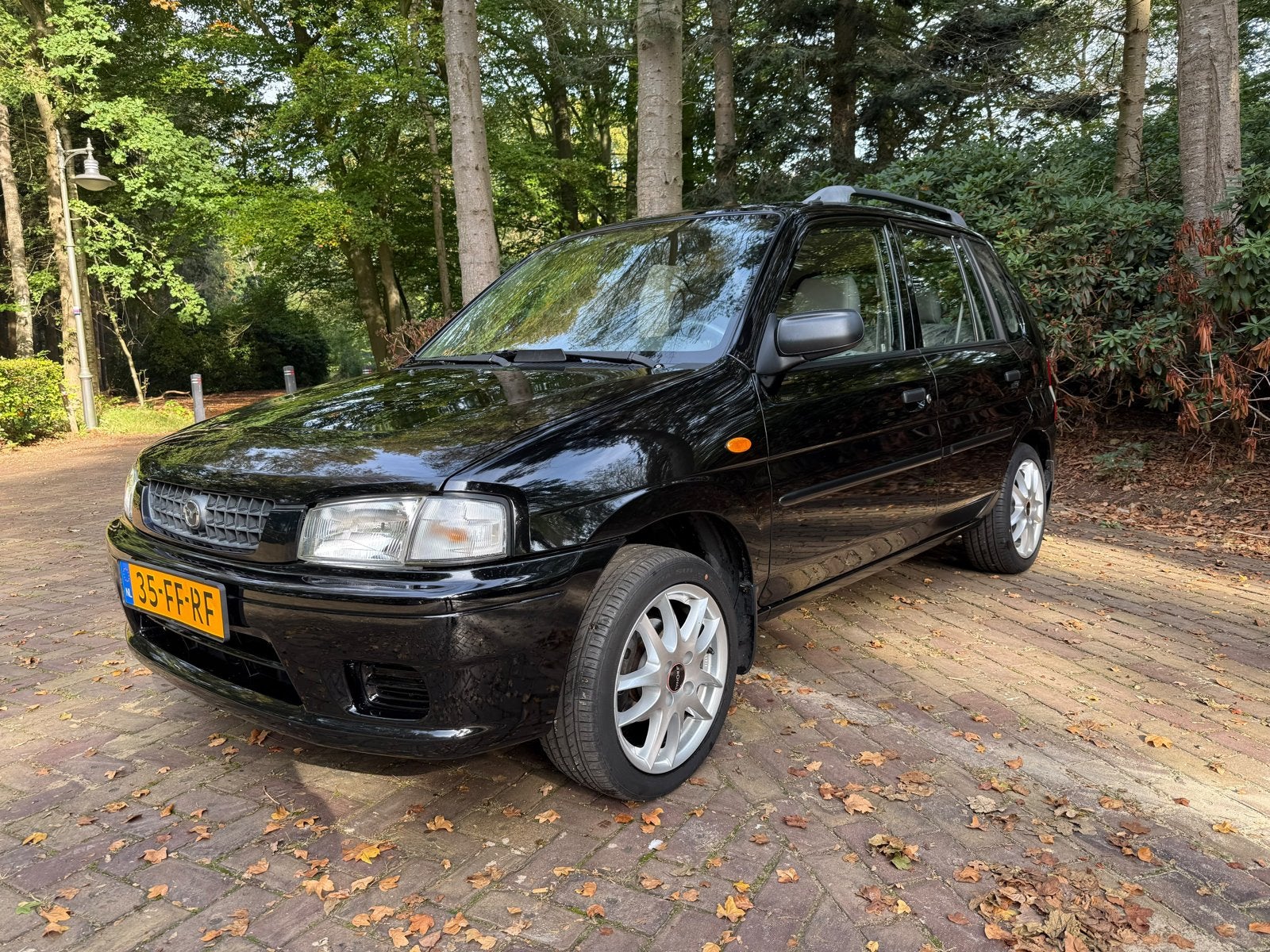 Mazda Demio 1.3 Comfort 2000 Zwart, Voorwielaandrijving, 410 kg, 31 €/maand, Zwart