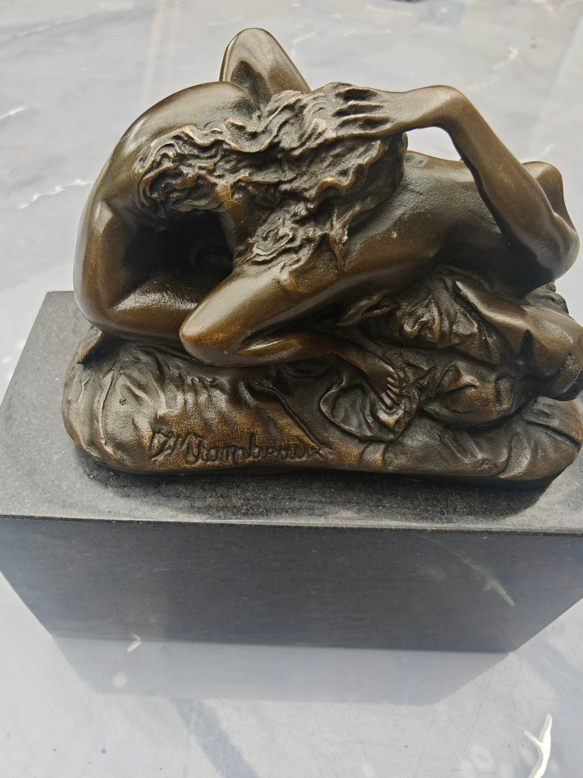Bronzen sculptuur van twee figuren op marmeren sokkel, Antiek en Kunst, Minder dan 20 cm, Art deco, Ophalen of Verzenden, Brons
