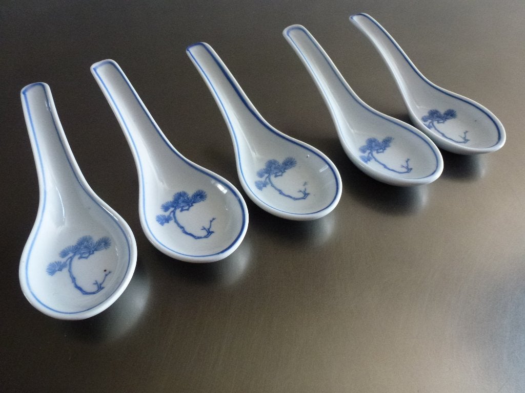 5 Klassieke Chinese porseleinen soeplepels met dennentak, Ophalen of Verzenden