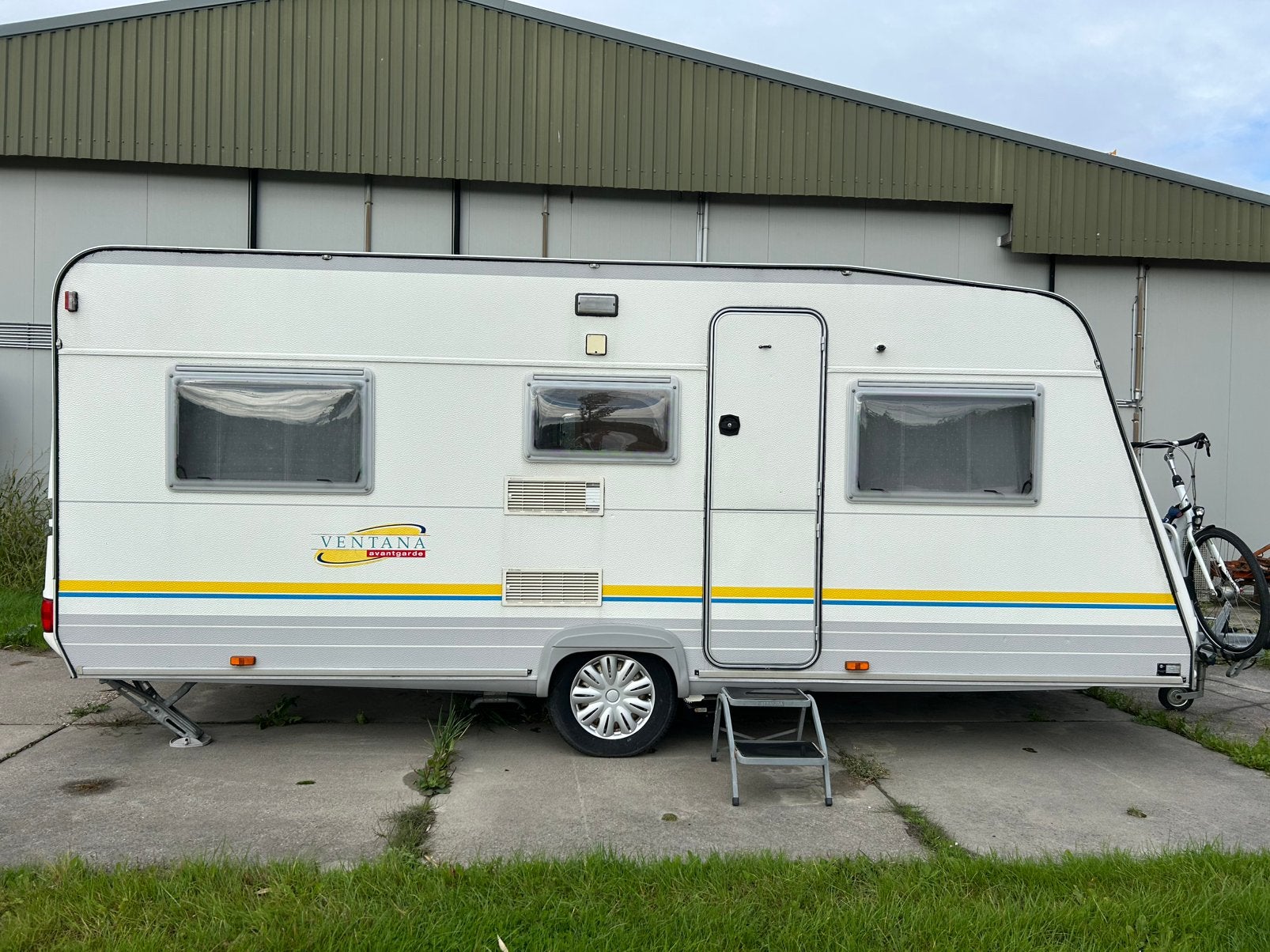 Bürstner ventana avantgarde 480 TK / stapelbed/ vastbed, Caravans en Kamperen, Ringverwarming, 750 - 1000 kg, Particulier, Bürstner