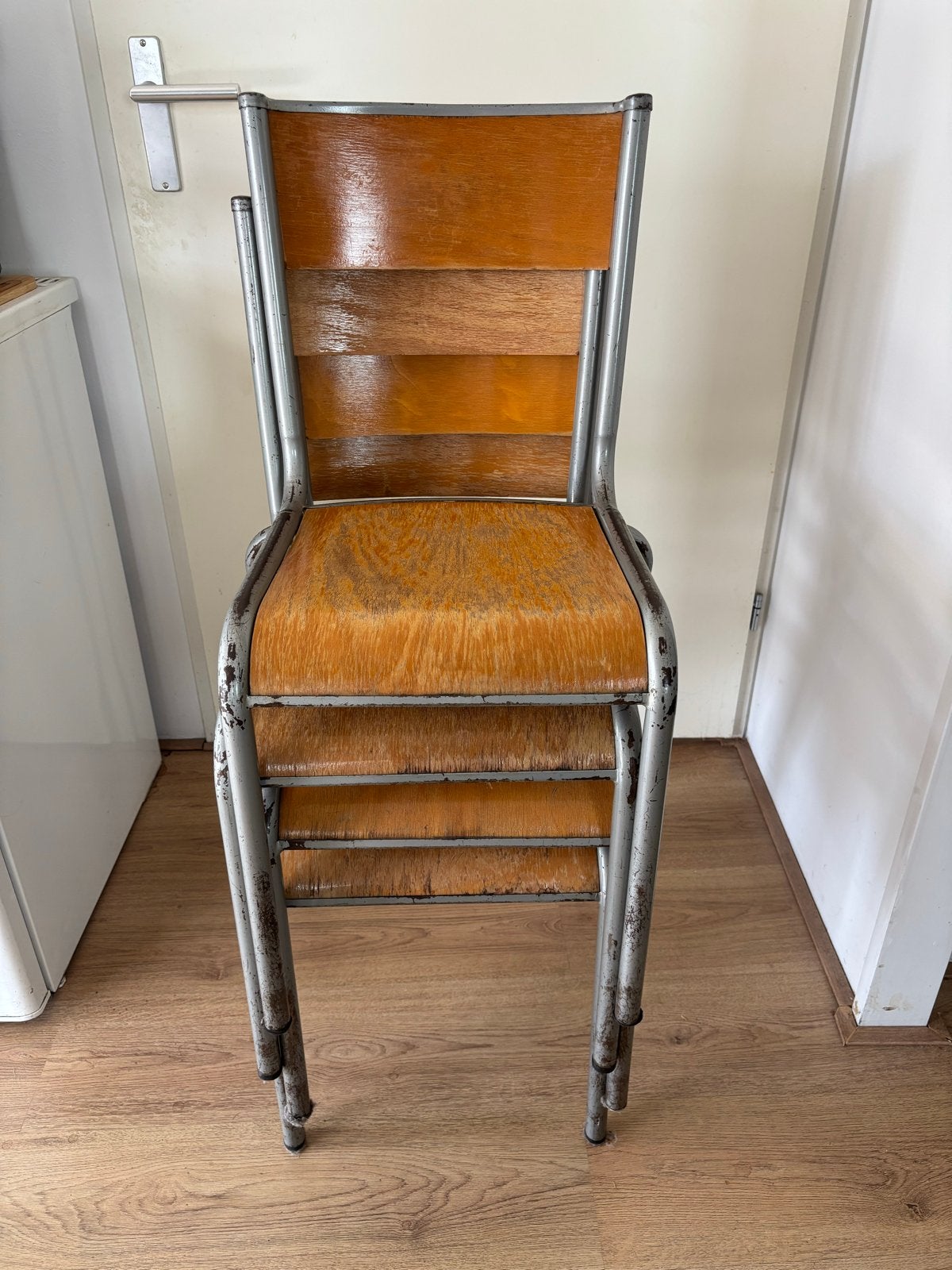 Set van 4 vintage stapelbare stoelen - Hout en Metaal, Ophalen, Gebruikt, Overige kleuren, Drie
