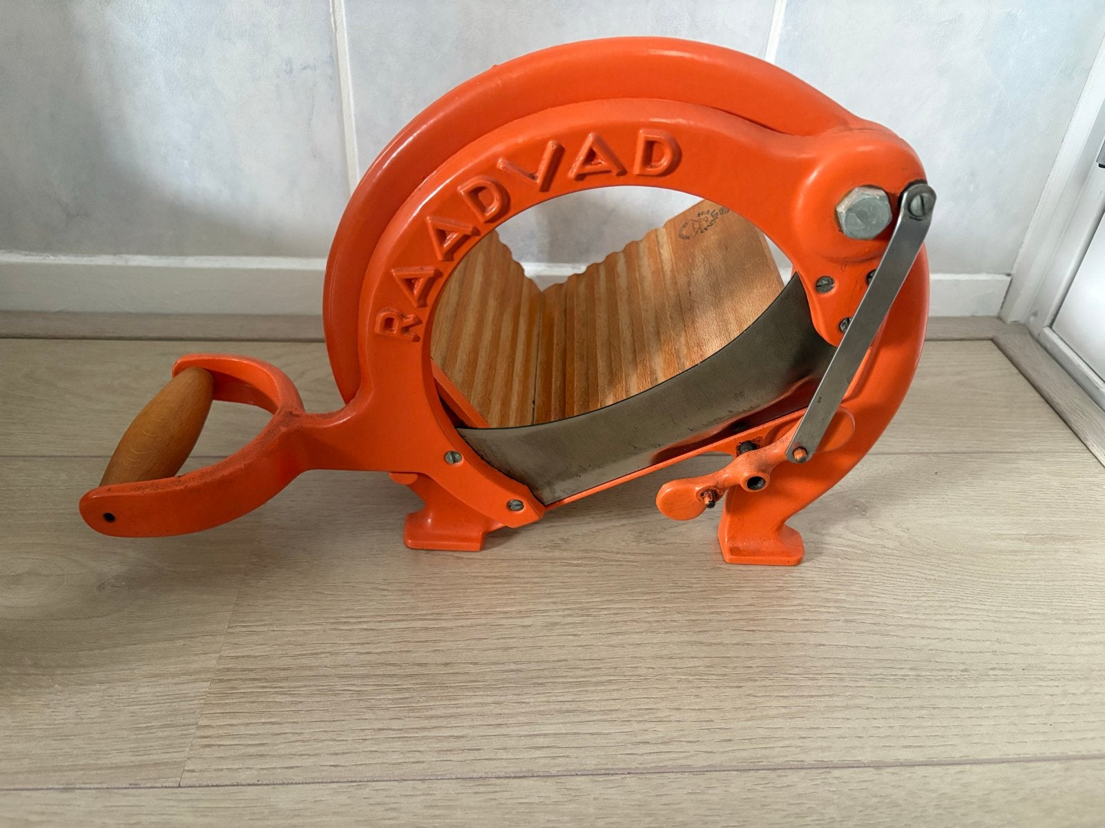 Vintage Raadvad Broodsnijmachine - Oranje, Gebruikt, Ophalen of Verzenden, Metaal, Snijmachine