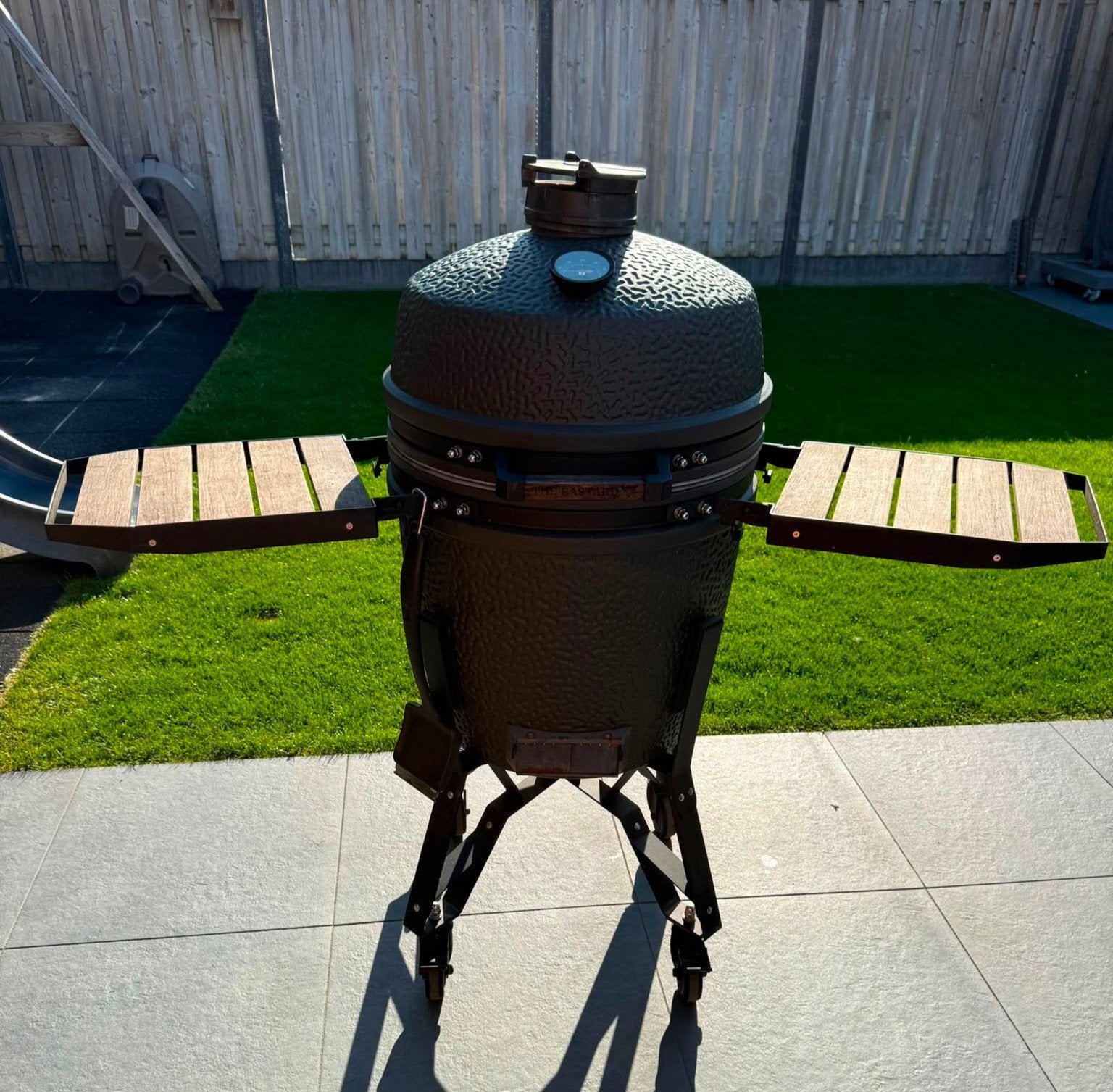 The Bastard Large Kamado BBQ met accessoires, Ophalen, Zo goed als nieuw, The Bastard