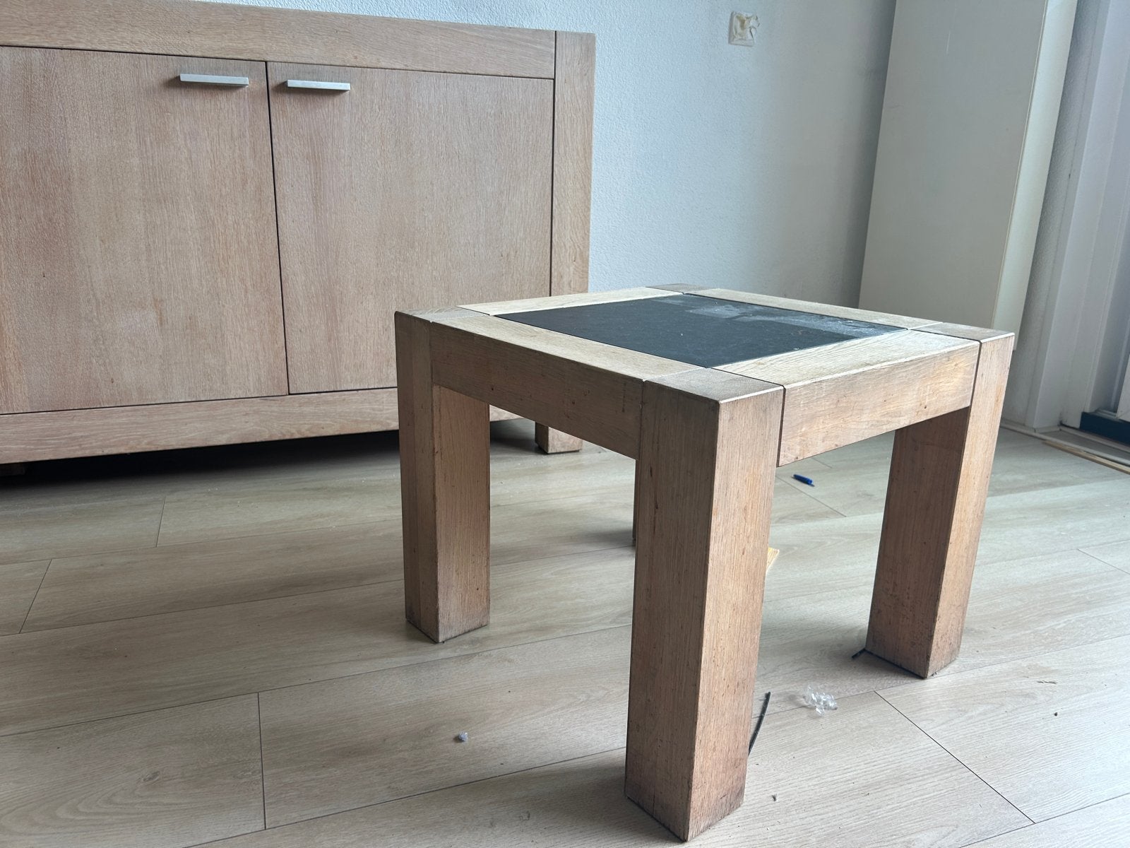 2 massief houten bijzettafels met leisteen, Ophalen, Minder dan 45 cm, Gebruikt, Vierkant