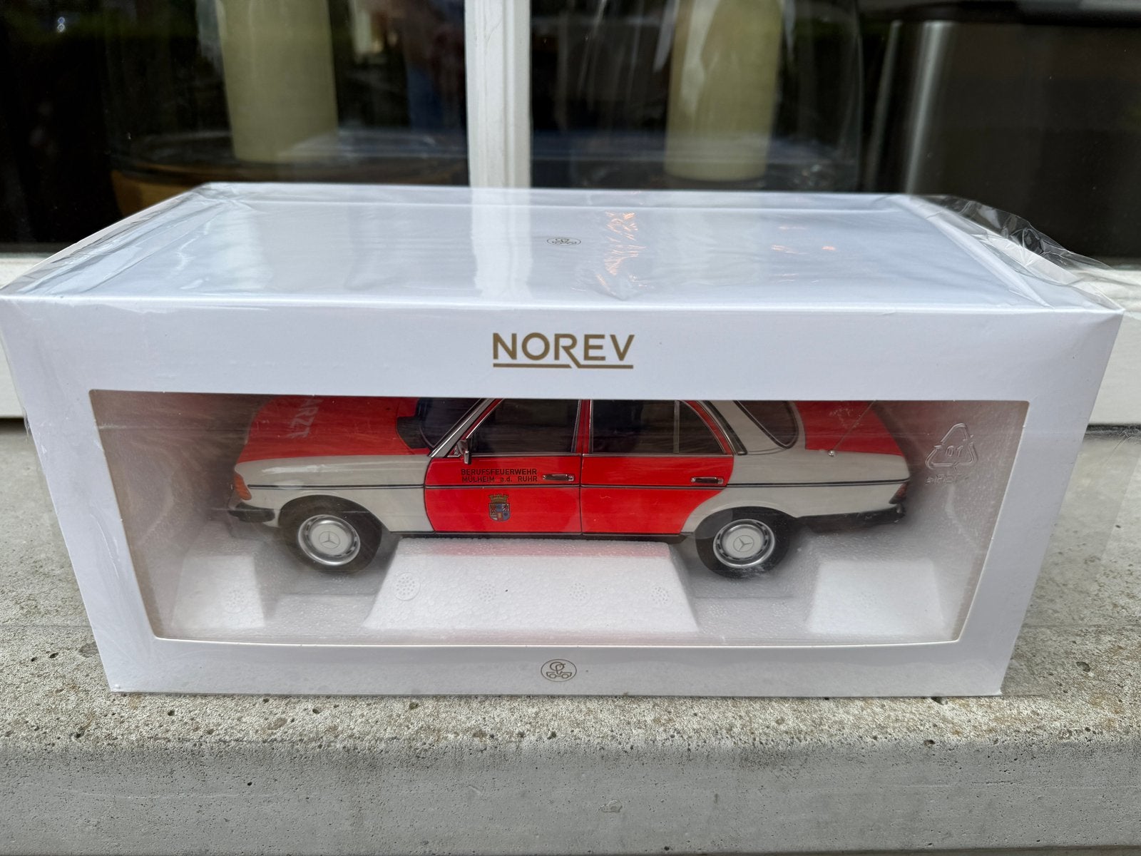 1:18 Mercedes W123 200 Emergency Ambulance 1984 Norev 183834, Auto, Norev, 70-72 Av. de Bohlen, Vaulx-en-Velin, 69120, France