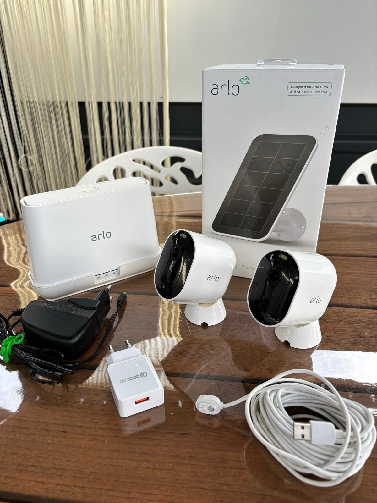 Arlo Pro 3 Set: 2 camera's, smarthub, zonnepaneel, kabels, Ophalen, Zo goed als nieuw, Buitencamera