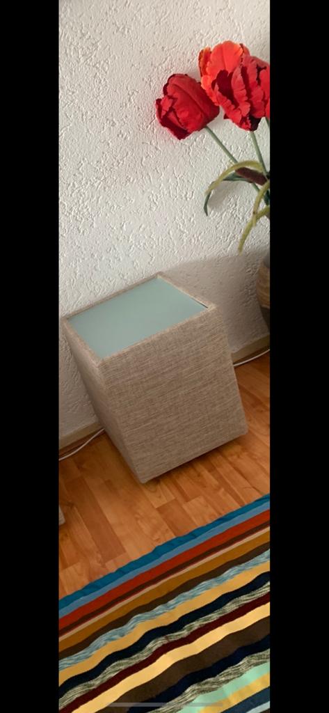 Stoffen bijzettafel met glazen blad en wieltjes, Huis en Inrichting, Tafels | Bijzettafels, Minder dan 55 cm, Vierkant, Ophalen of Verzenden