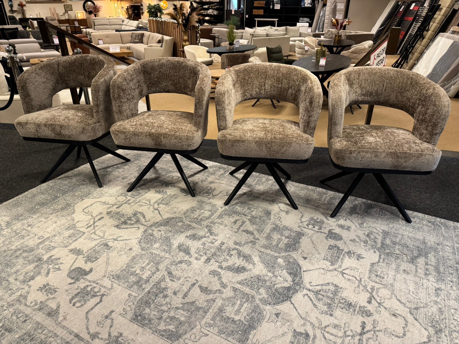 Eetkamerstoel Loes taupe stof 360° Direct/Leverbaar, Huis en Inrichting, Ophalen, Overige kleuren, #Retro#Draaibaar#Modern#Luxueus