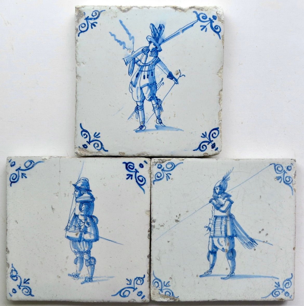 3 fraaie 17e eeuwse tegels met soldaten, Antiek en Kunst, Antiek | Keramiek en Aardewerk, Ophalen of Verzenden