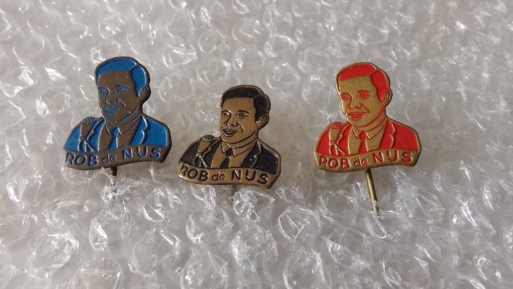 3 verschillende kleuren speldjes rob de nijs., Verzamelen, Ophalen of Verzenden, Zo goed als nieuw, Overige onderwerpen