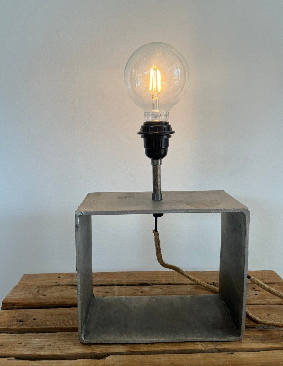 Industriële tafellamp met bol ledlamp, Ophalen, Overige merken, 44 cm, Metaal