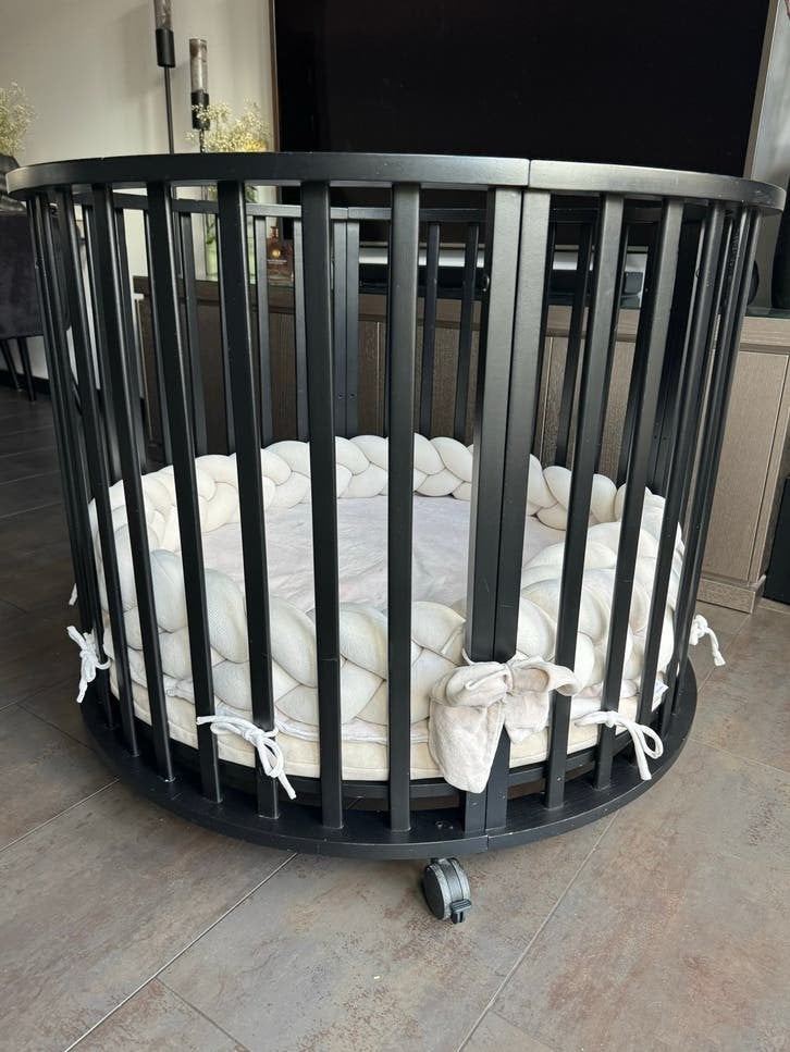 Stijlvolle zwarte ronde baby box incl. matras en velvet hoes, Ophalen, Zo goed als nieuw, Rond, Wieltjes