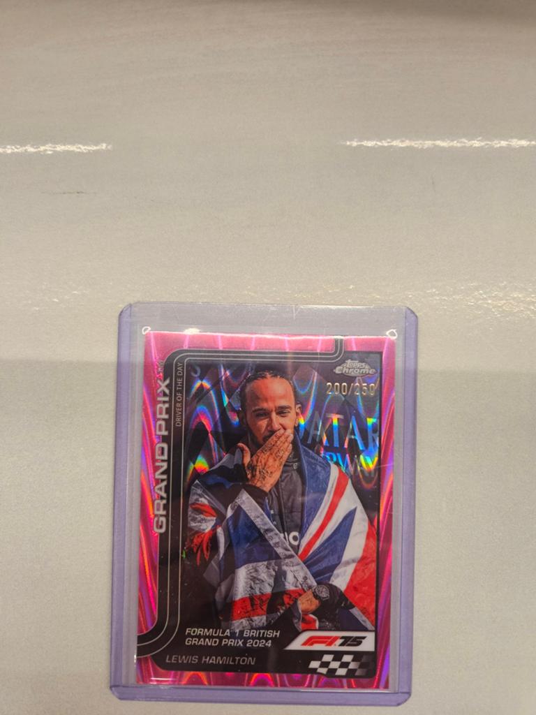 133 Lewis hamilton british dotd /250 fuchsia raywave topps, Ophalen of Verzenden, Nieuw, Plaatje