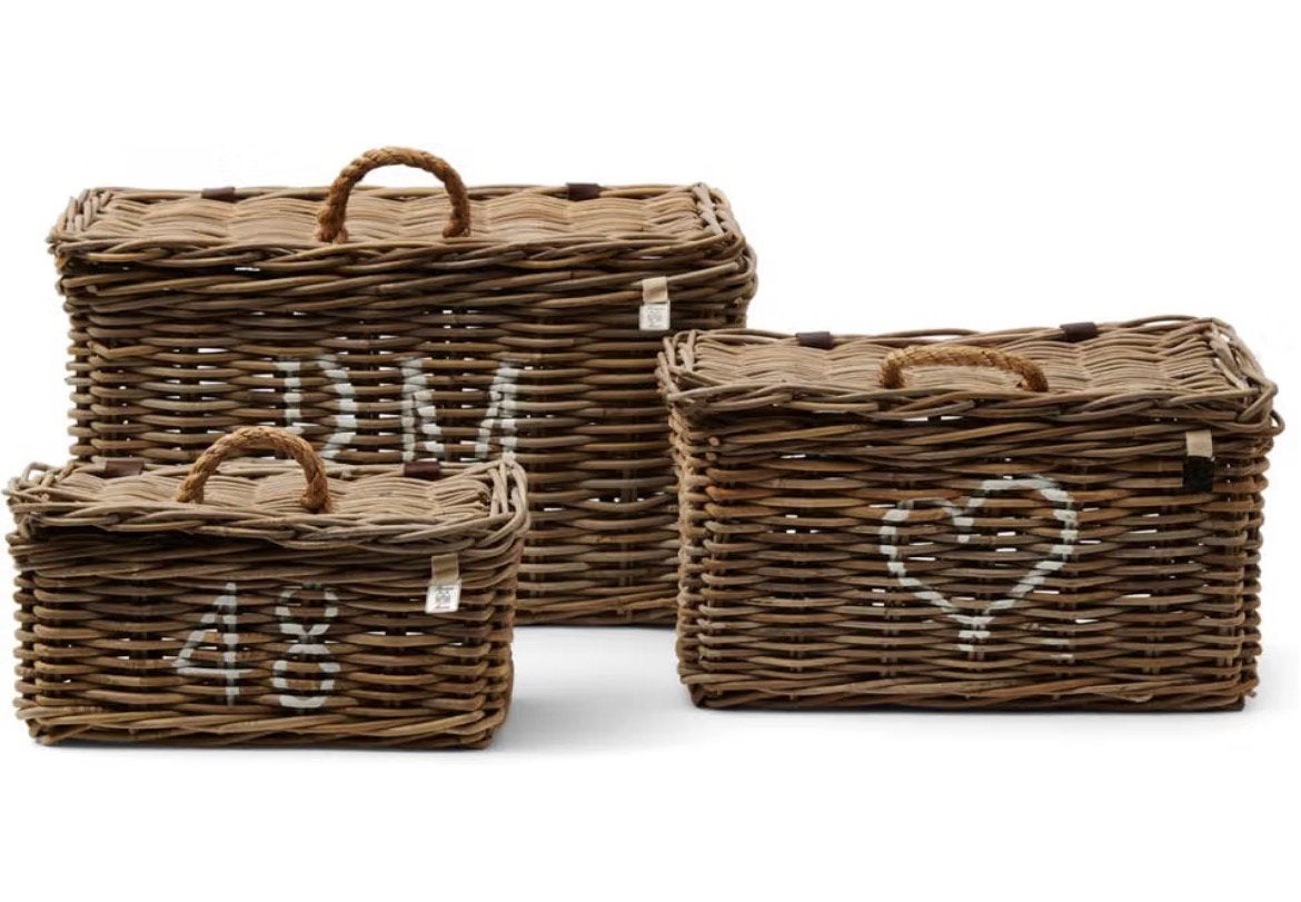 Riviera Maison rattan mandenset + RM spiegel ( nwpr € 290 ), Huis en Inrichting, Woonaccessoires | Schalen en Manden, Ophalen