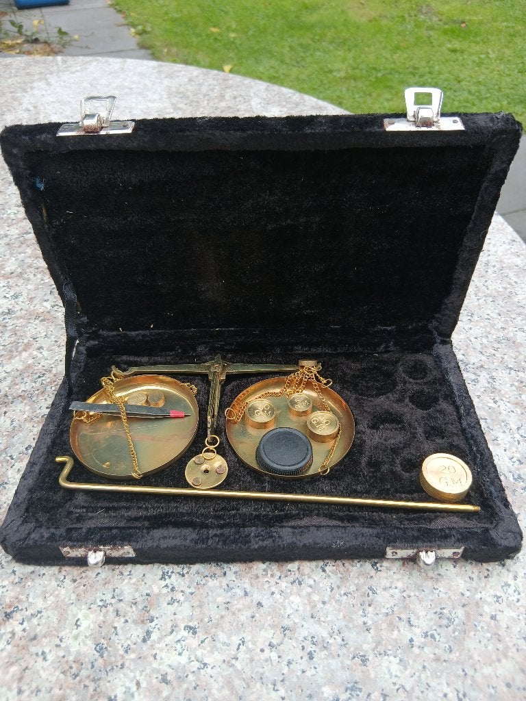 Antieke Balansweegschaal met Gewichten in Koffer, Witgoed en Apparatuur, Analoog, Ophalen of Verzenden, Overige typen, Fijner dan 1 gram