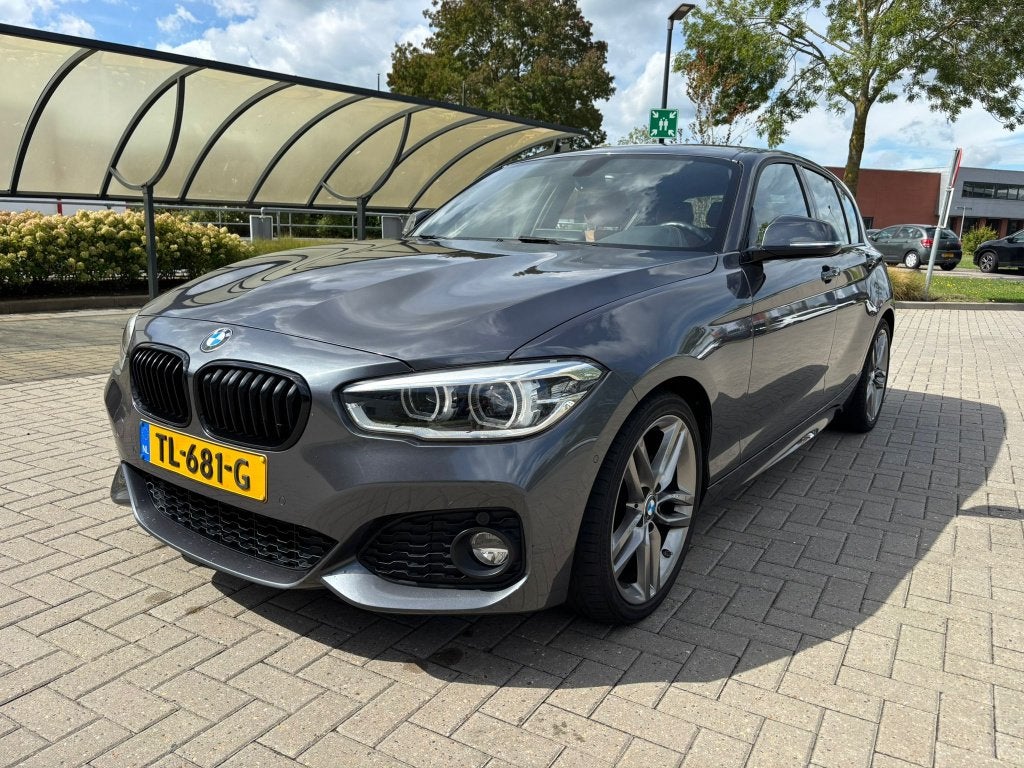 BMW 118i M-Sport High Executive | Cognac Leder | H/K |Camera, Auto's, BMW, Overige kleuren, 650 kg, Particulier, 3 cilinders