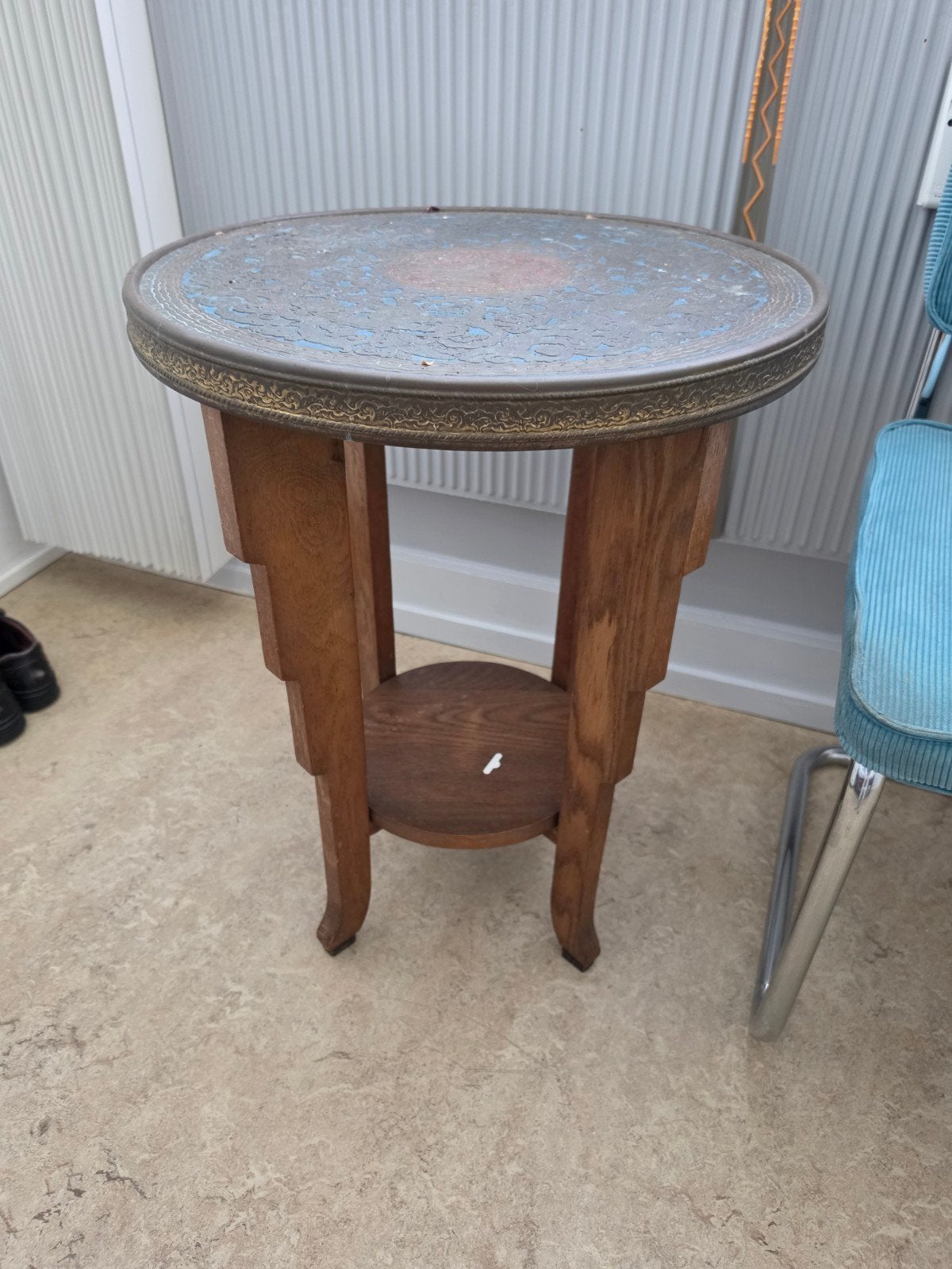 Vintage bijzettafel met gedetailleerd metalen blad, Antiek en Kunst, Ophalen