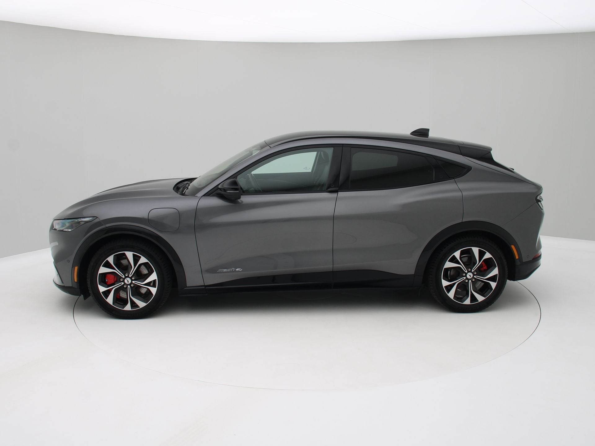 Ford Mustang Mach-E AWD 75 kWh / SOH 93,5 % / Panorama / Led, Gebruikt, 750 kg, 371 pk, 40 min