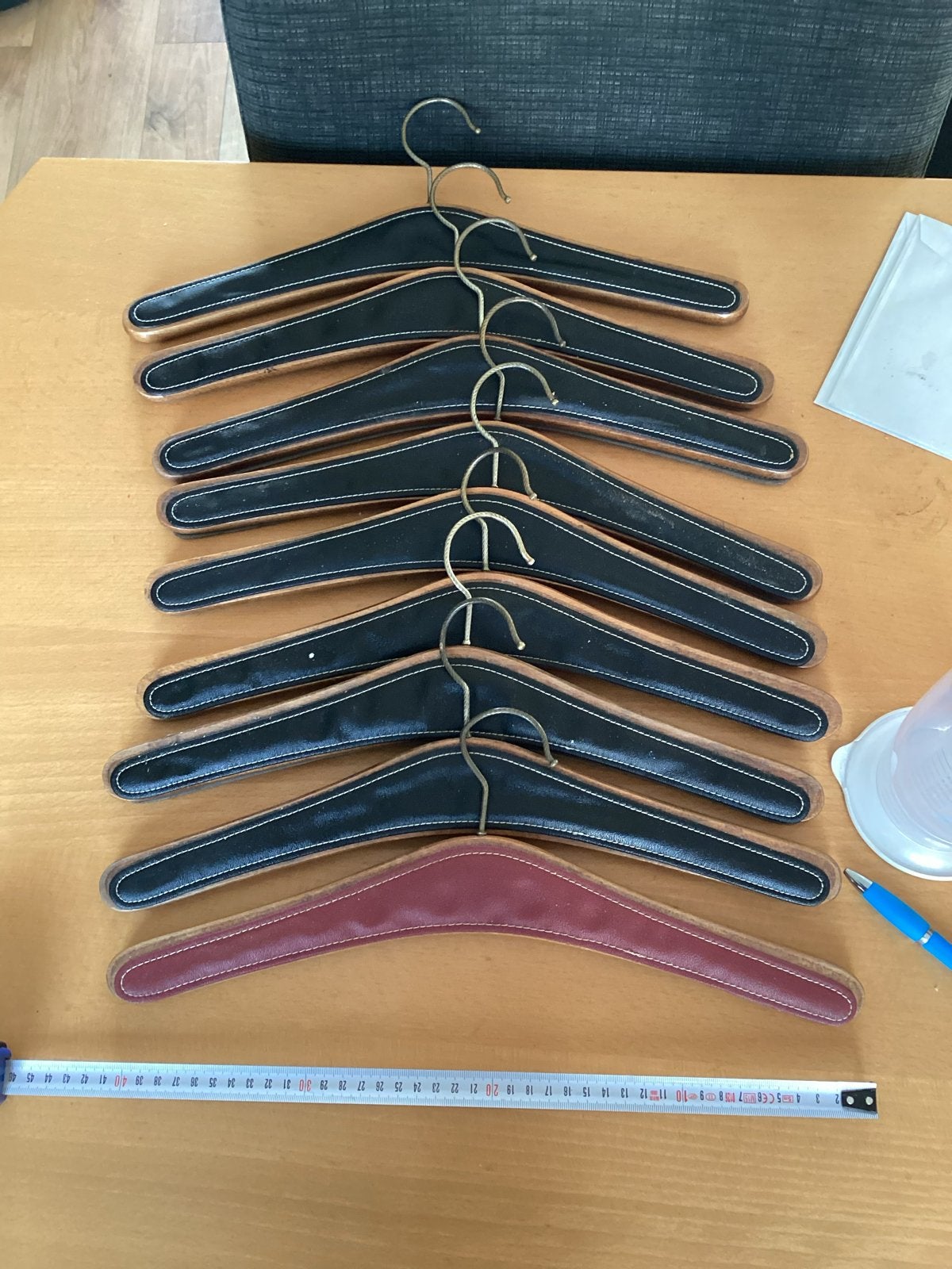 Kledinghangers - 9 stuks, leer en hout, Kleding | Dames, Ophalen of Verzenden, Gebruikt
