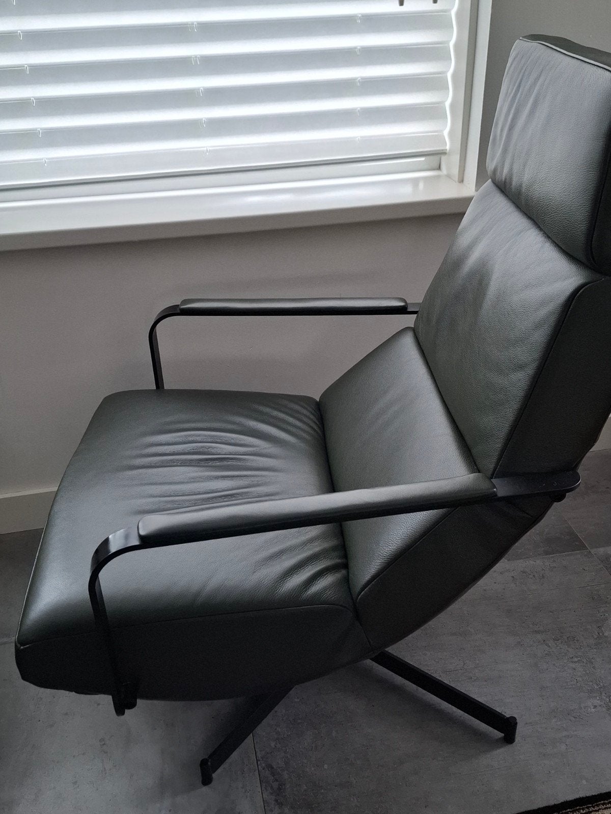 Montèl fauteuil met voetenbank - Olijfgroen leer, Ophalen, Modern, Comfortabel, 100 tot 125 cm, Zo goed als nieuw