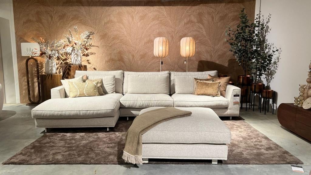 VAN: €3311, VOOR: €1695,- Claire-bank+ Hocker Showroommodel, Ophalen, Hoekbank, 300 cm of meer, Zo goed als nieuw