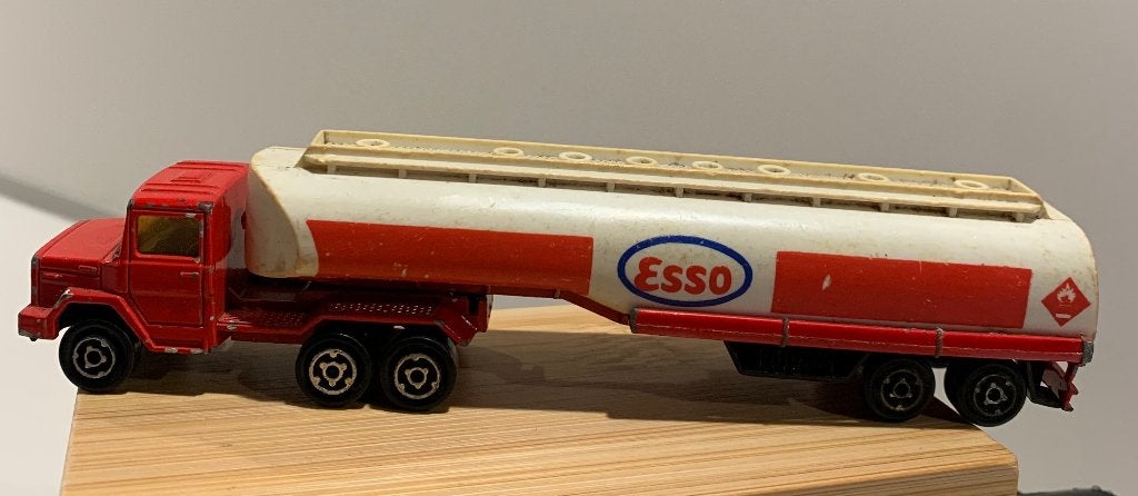 Te koop modelauto magirius-deutz - trekker tankoplegger Esso, Verzamelen, Ophalen of Verzenden, Auto's