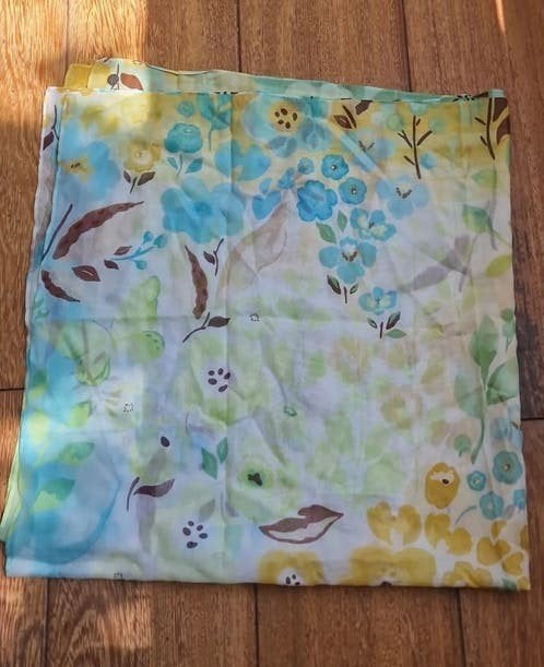 Bloemenprint Sjaal - Lichtblauw, Geel en Groen, Ophalen of Verzenden, Zo goed als nieuw, Maat 38/40 (M), Sjaal
