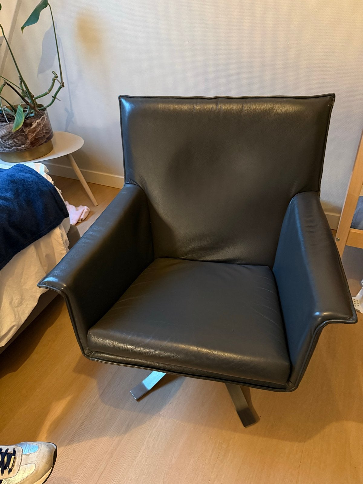 Design on Stock Djenné Draaifauteuil - Donker Leder, Huis en Inrichting, Ophalen, Gebruikt, Leer, 75 tot 100 cm