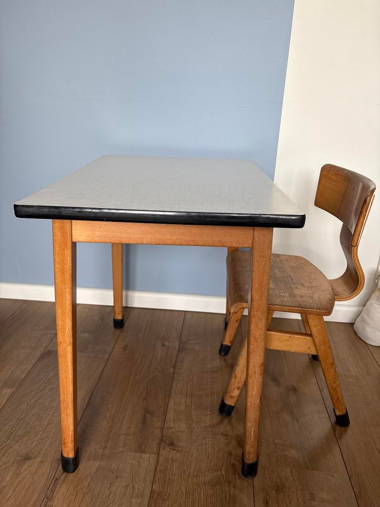 Vintage kindertafel met stoel, Kinderen en Baby's, Kinderkamer | Tafels en Stoelen, Ophalen, Gebruikt, Tafel(s) en Stoel(en)