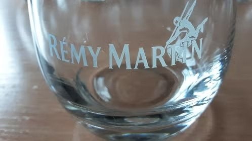 REMY MARTIN glazen met witte logo 8 stuks, Ophalen of Verzenden, Zo goed als nieuw, Borrel- of Shotglas