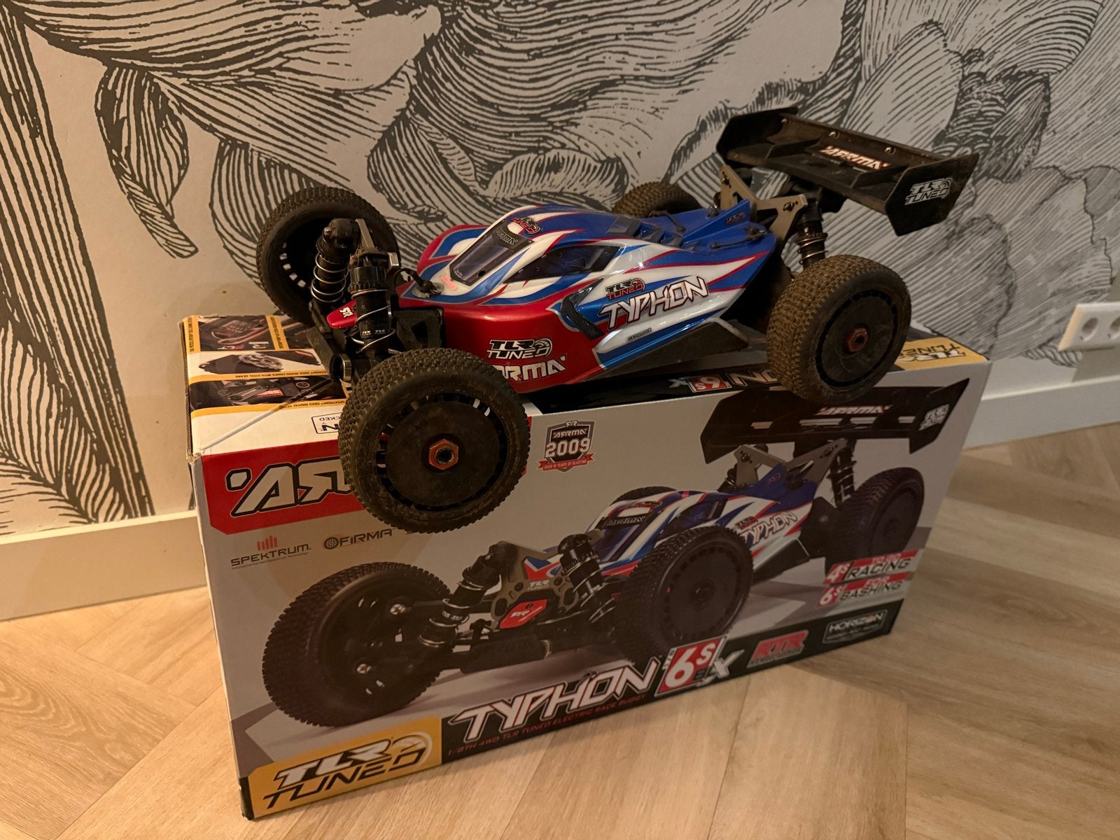Arrma Typhon TLR 6S BLX RC Buggy - Zo goed als nieuw, Elektro, Auto offroad, Ophalen of Verzenden, Zo goed als nieuw