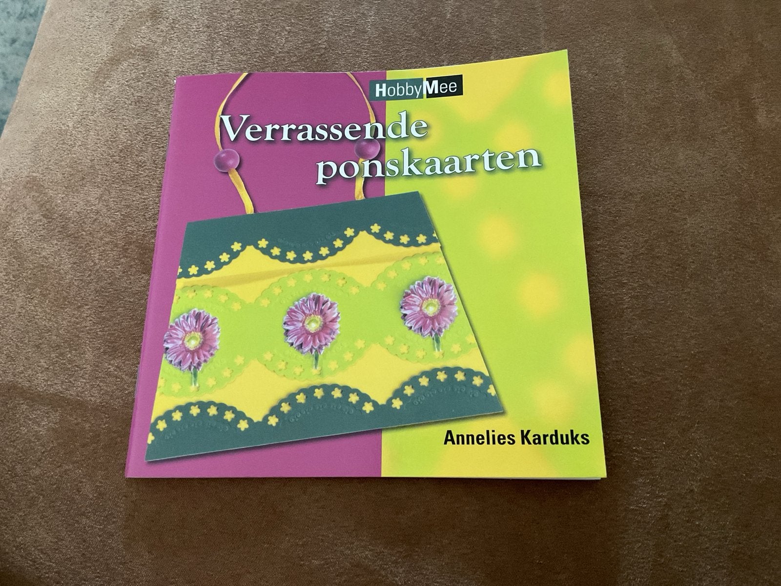 HobbyMee: Verrassende ponskaarten - Annelies Karduks, Ophalen of Verzenden, Gebruikt, Overige thema's, Pons of Mal