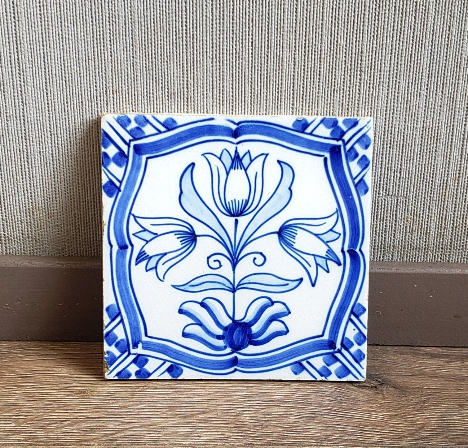 Oude blauwwitte tegel met bloemmotief, Ophalen of Verzenden