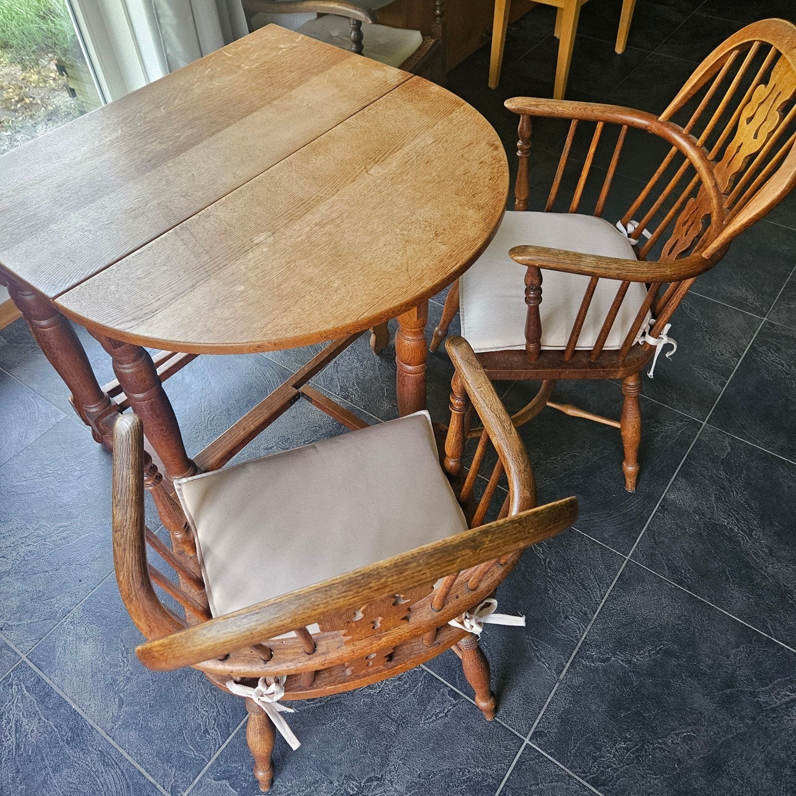Vintage houten klaptafel met twee bijpassende stoelen, Ophalen