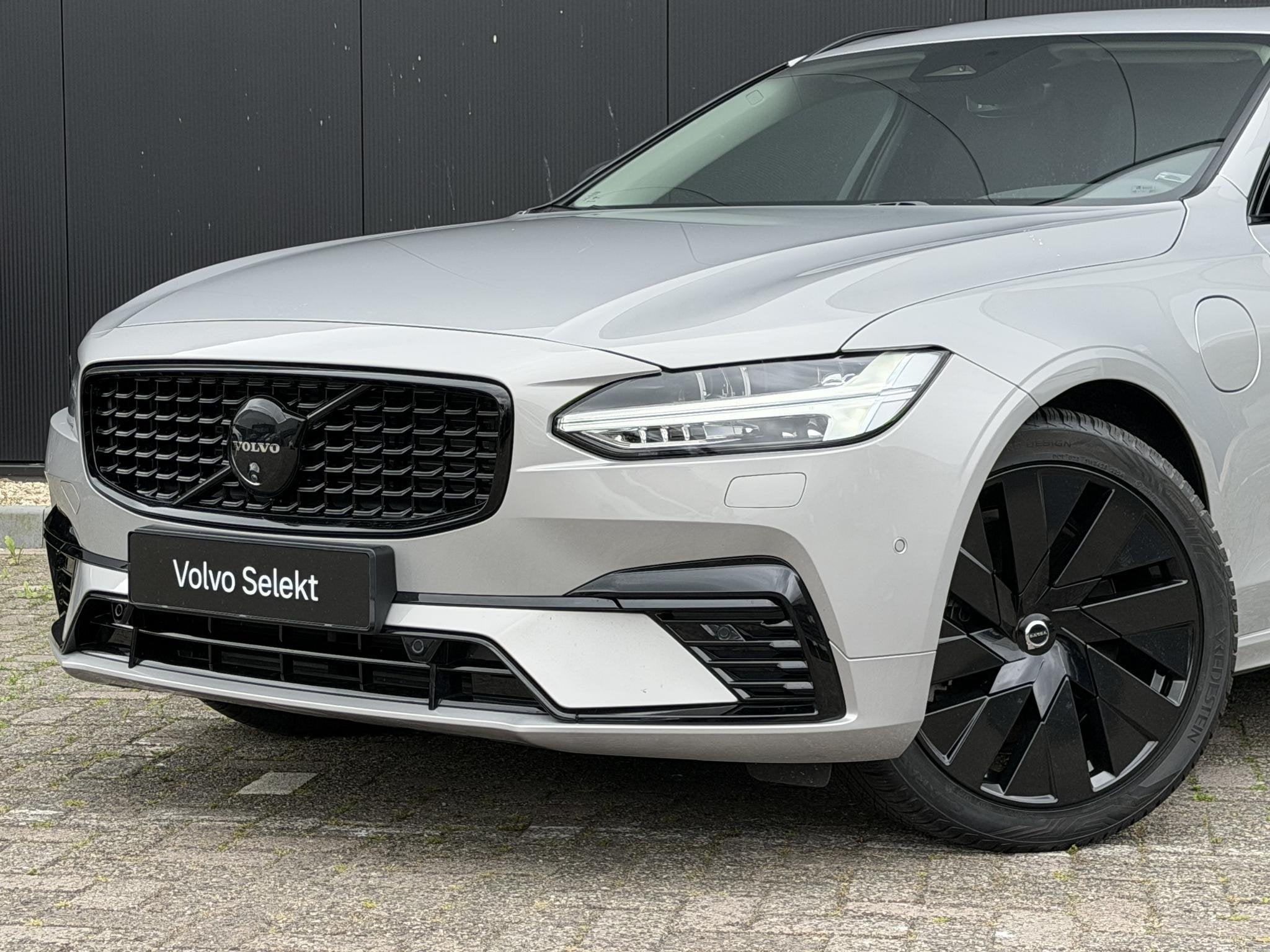 Volvo V90 2.0 T6 Plug-in hybrid AWD Ultra Dark BLACK EDITION, Auto's, Automaat, 4 cilinders, 180 min, Zilver of Grijs