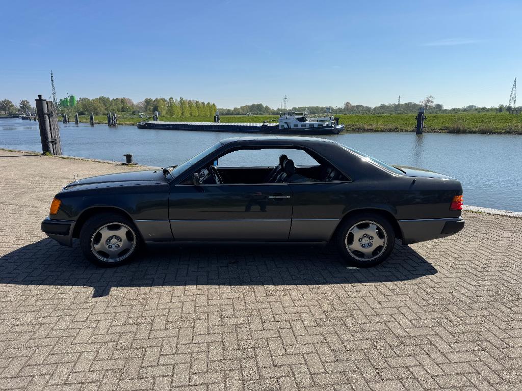 MB 230CE W124 COUPE 1990 YOUNGTIMER INRUIL MOGELIJK, Achterwielaandrijving, Zwart, 150 pk, 4 stoelen