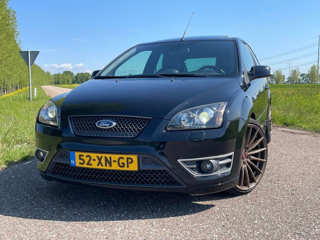 Ford Focus 2.5 20V Turbo 3D ST-3 2e eigenaar NL auto, Auto's, Zwart, 4 stoelen, Handgeschakeld, Particulier