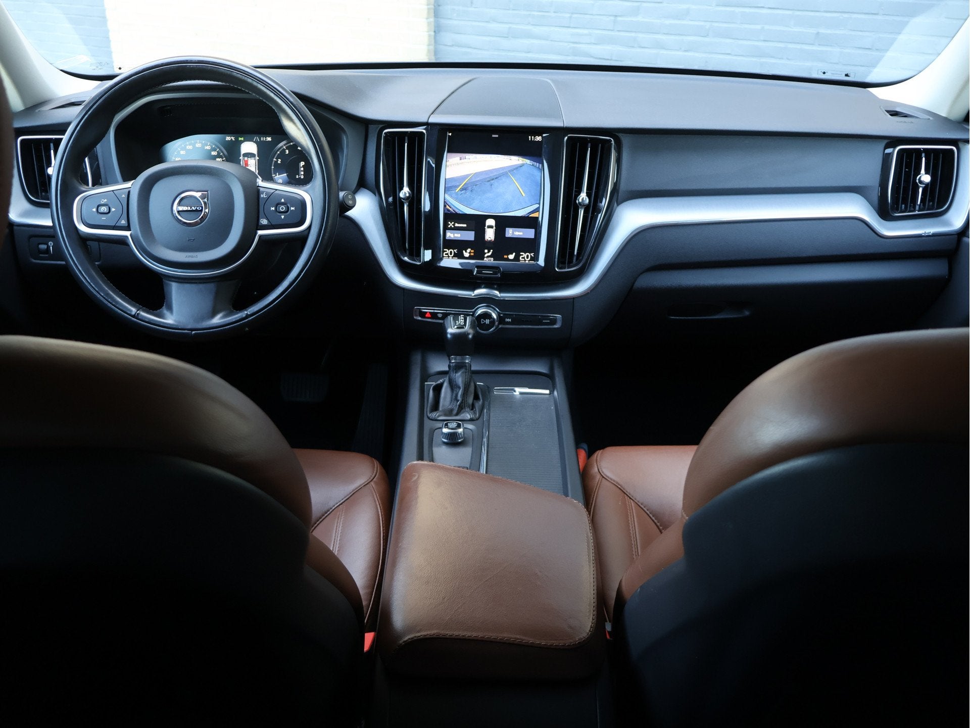 Volvo XC60 2.0 T4 Momentum Pro Polestar Engineered | Bruin L, Auto's, Volvo, Gebruikt, Euro 6, 1969 cc, Zwart
