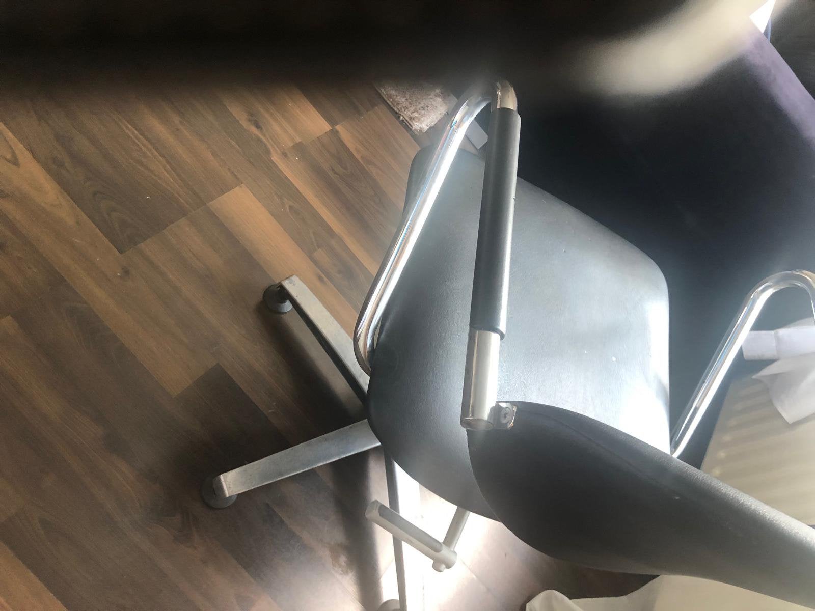 5x nette kappersstoelen, Ophalen, Zo goed als nieuw, Zwart