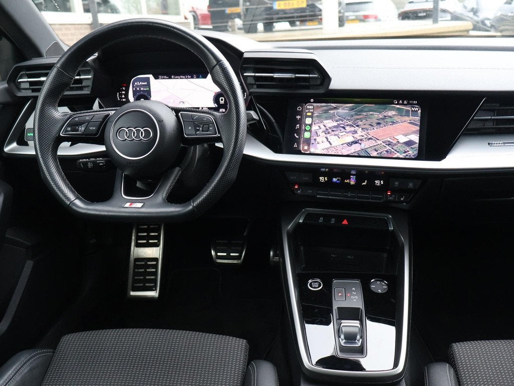 Audi A3 Limousine 35 TFSI 150 PK S-LINE EDITION + VIRTUAL CO, Auto's, Audi, 4 cilinders, 150 pk, Leder en Stof, Zwart