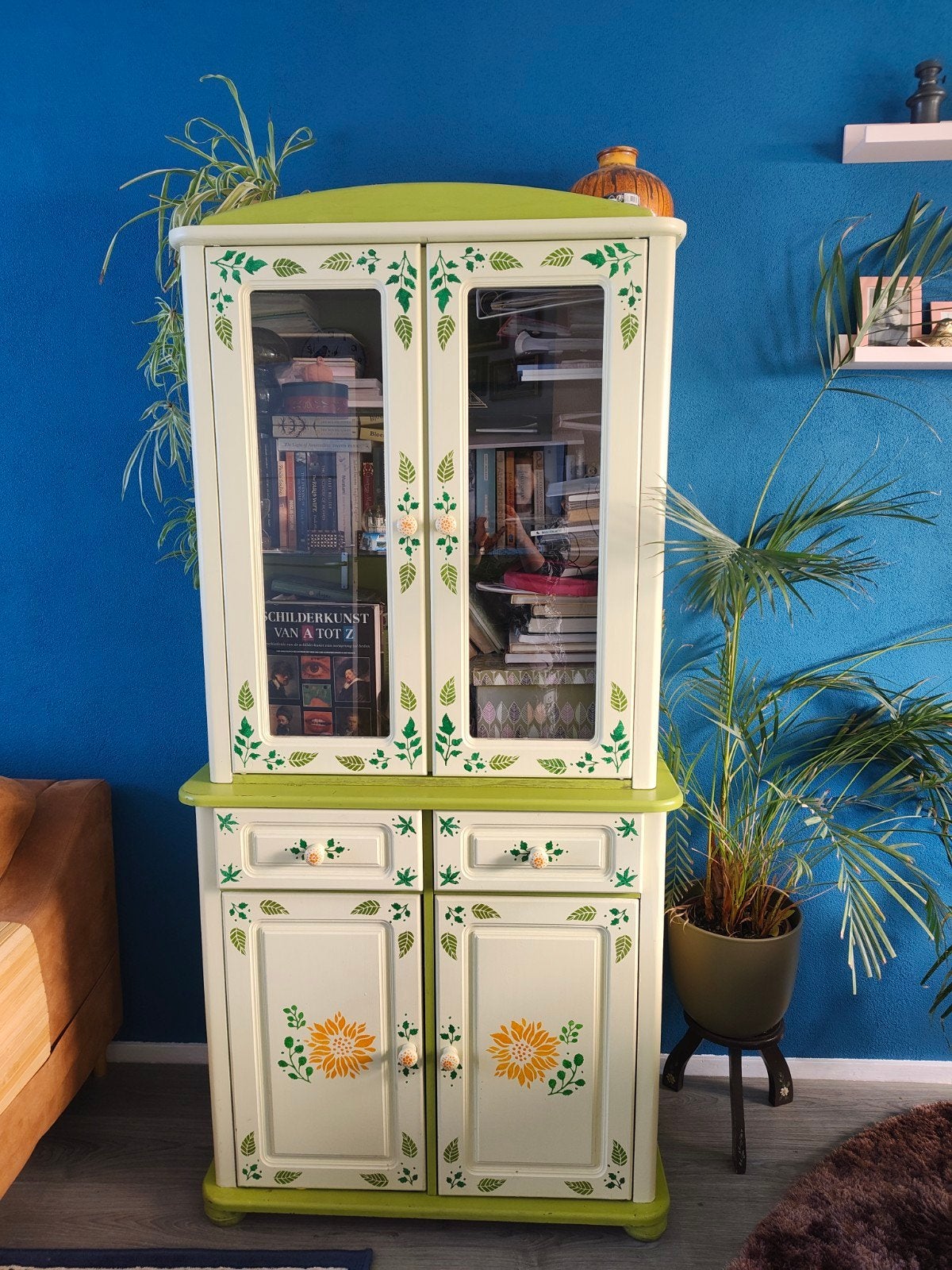 Unieke handgeschilderde boho bloemenkast (tweedelig), Gebruikt, Boho, Floral, Handgeschilderd, 150 tot 200 cm, 25 tot 50 cm
