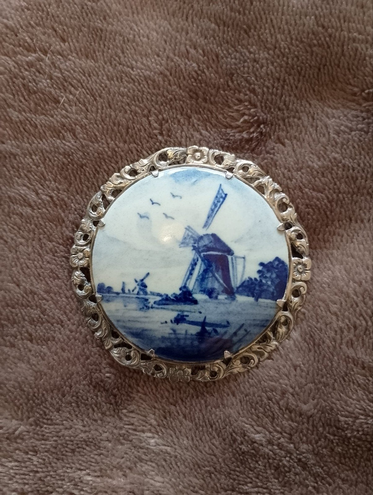 Delfts Blauw Broche met Molen en Zilveren Rand, 4 tot 7 cm, Blauw, Ophalen of Verzenden, Zo goed als nieuw