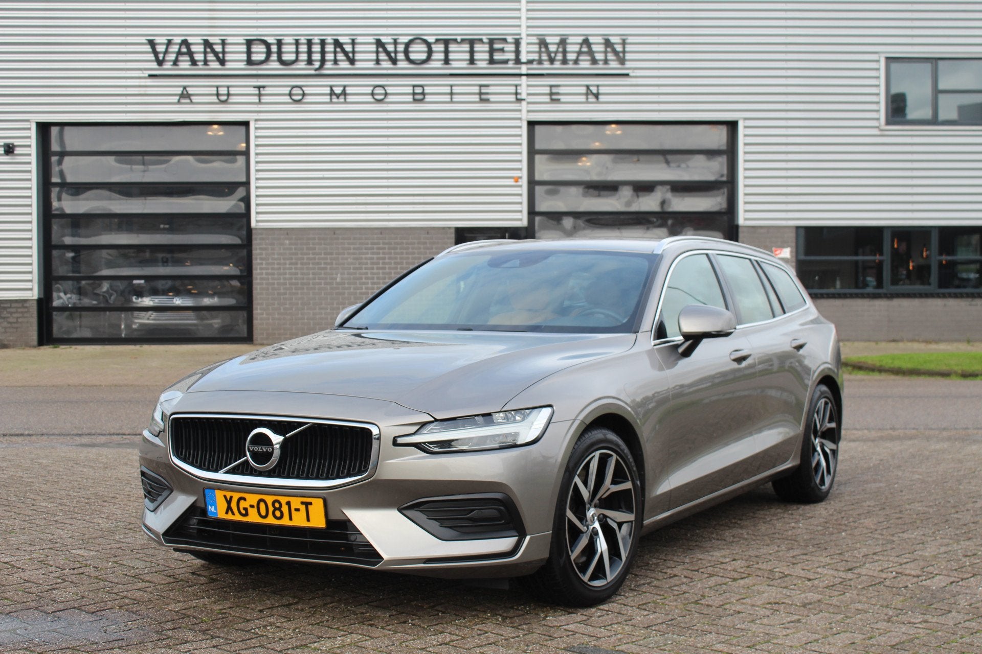 Volvo V60 2.0 T5 Momentum / Carplay / Leer / Trekhaak / N.A., Auto's, Volvo, 15 km/l, 4 cilinders, Zilver of Grijs, 750 kg