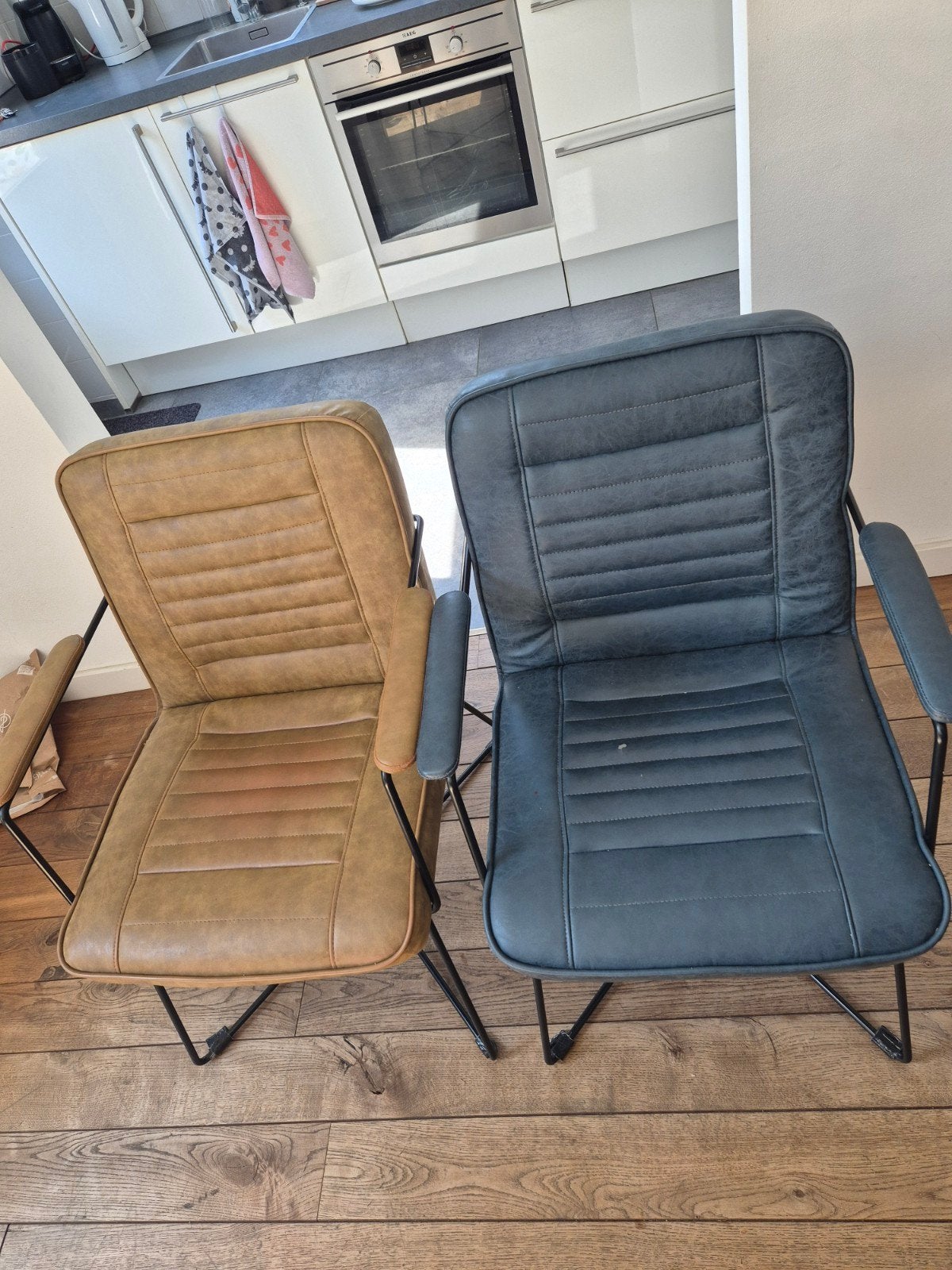 4 degelijke stoelen: 2 bruin, 2 blauw met lichte schade, Huis en Inrichting, Ophalen