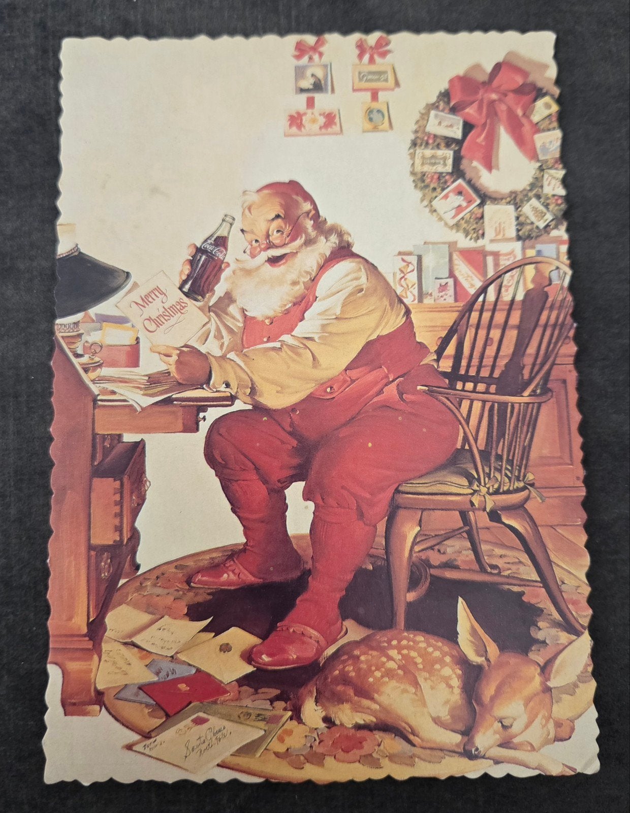 Vintage Coca-Cola Kerstkaart - De Kerstman leest post, Verzamelen, Verzenden, 1940 tot 1960, Gelopen, Feest(dag)